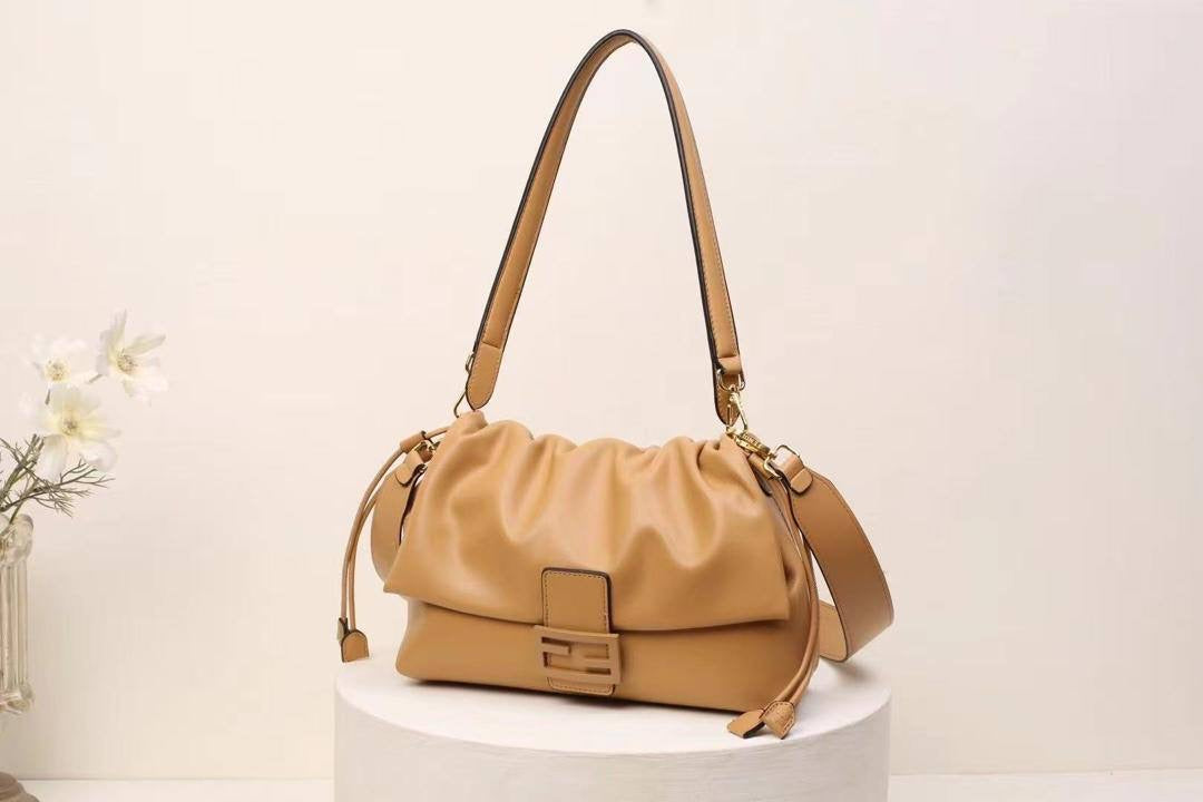 Fendi
95 dhs🇦🇪
size 30cm
Zain26
♥️♥️♥️