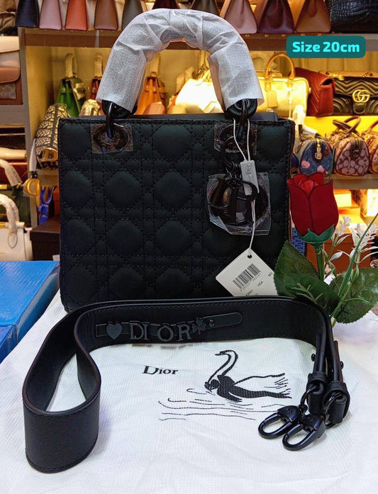 Dior
Best quality 
with box’s 
🎁🎁🎁
120 dhs🇦🇪
size 20cm
Zain158
♥️♥️♥️