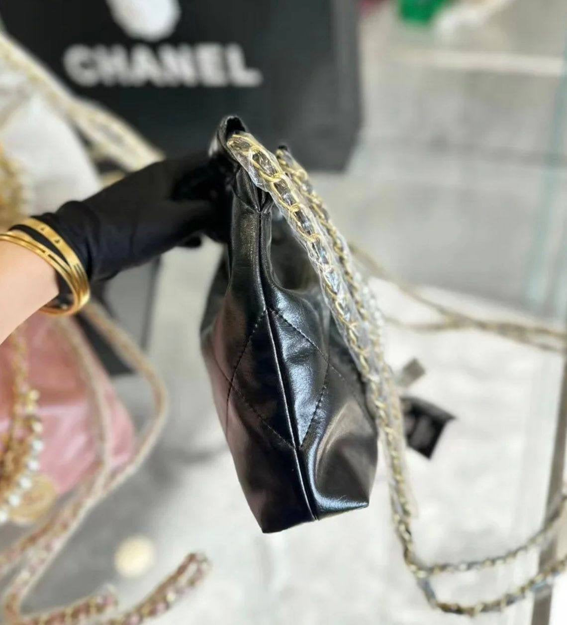 CHANEL 
NEW CAME GOOD QUALITY 
WITH BOX 
🎁🎁🎁
105 dhs🇦🇪
Zain39
♥️♥️♥️