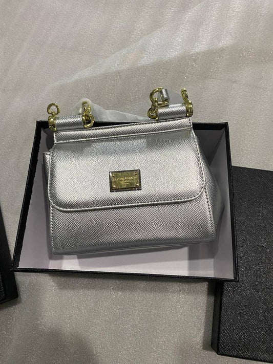 D&G
GOOD QUALITY 
100 dhs🇦🇪
WITH BOX 
🎁🎁🎁
Zain28
♥️♥️♥️