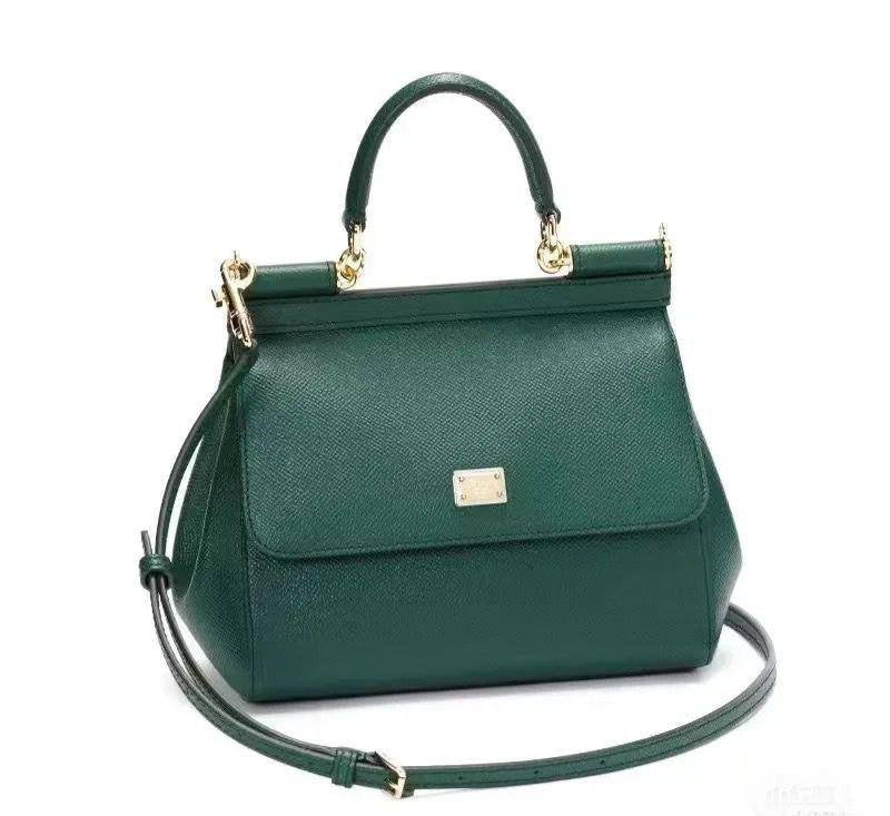 Dolce & Gabbana 
Size : 25 * 22 * 13 cm
120 dhs🇦🇪
with box 
🎁🎁🎁
Zain115
♥️♥️♥️