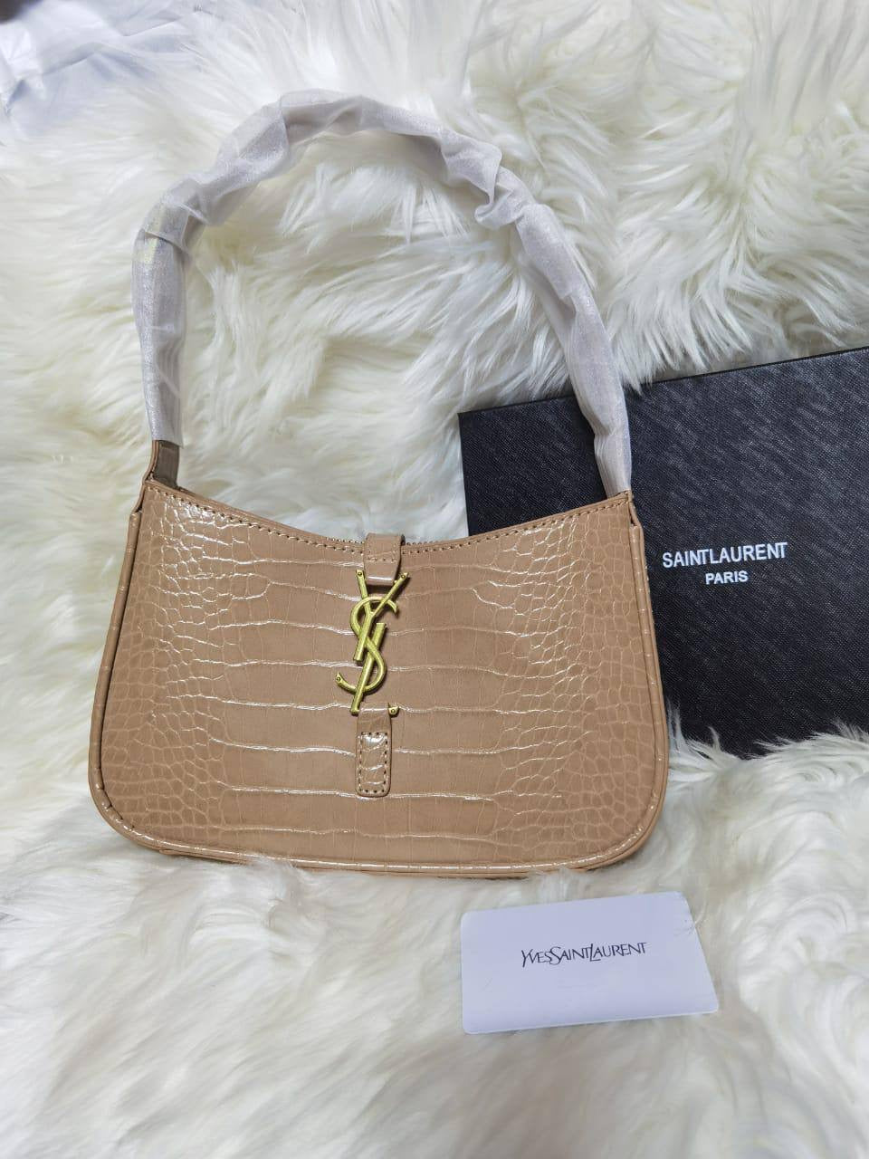 🎉 Offer 🎊  YSL hobo
Size :  24 * 13 cm
70 dhs🇦🇪
with box🎁
Zain115
♥️♥️♥️