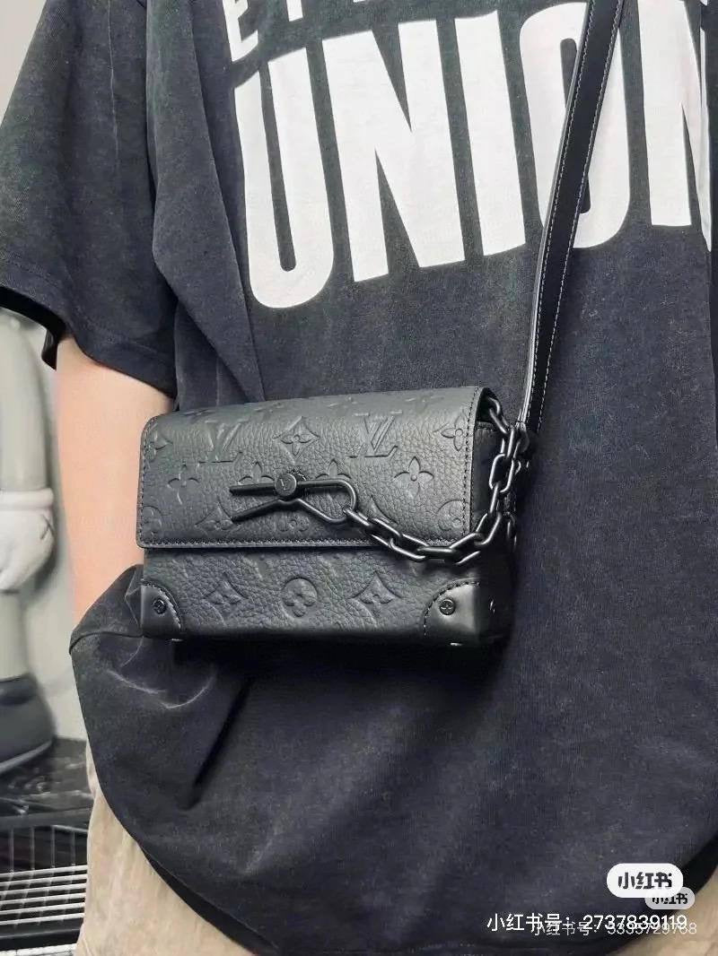 LV
20*14*6 cm
70 dhs🇦🇪
Zain17
♥️♥️♥️