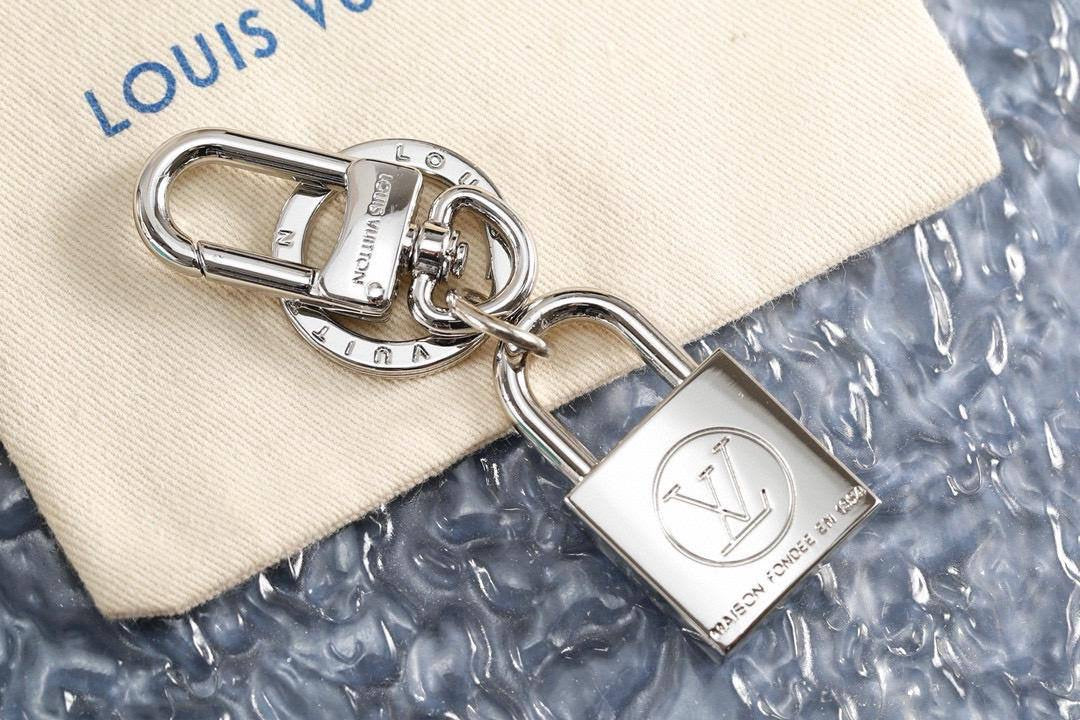 Lv Keychain & BAG charm 
Master 
70 dhs🇦🇪
with GOOD Box And Paper Bag🎁
Zain89
♥️♥️♥️