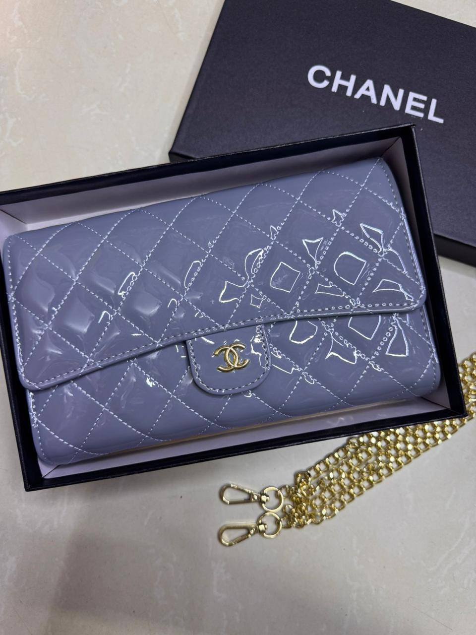 Chanel CF
Size : 23 * 14 cm
85 dhs🇦🇪
with box
 🎁🎁🎁
Zain115
♥️♥️♥️
