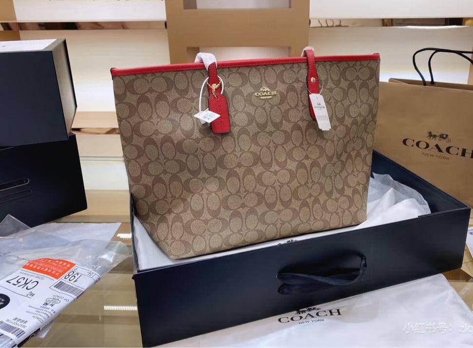 Coach Tote
Size : 33 * 27 cm
100 dhs🇦🇪
with box 
🎁🎁🎁
Zain115
♥️♥️♥️