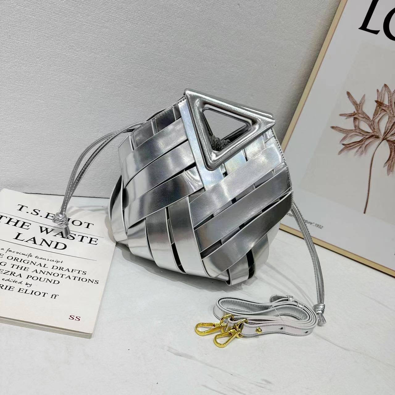 Bottega
WITH PAPAR BAG 
120 dhs🇦🇪
Zain154
♥️♥️♥️
