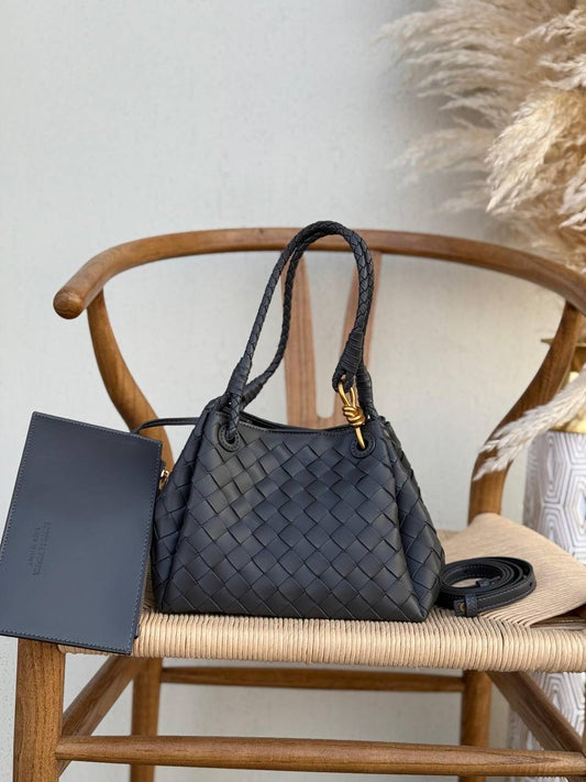 BOTTEGA VENETA
24cm
350 dhs🇦🇪
Top quality 
With box🎁
Zain167
♥️♥️♥️