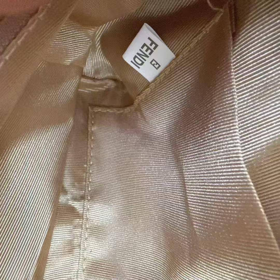 Fendi
23*15*9cm
75 dhs🇦🇪
Zain17
♥️♥️♥️