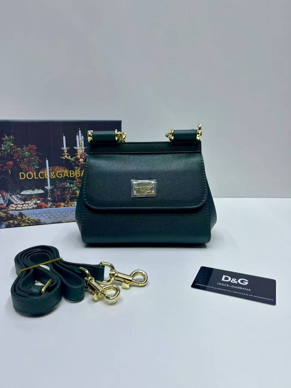 D&G
95 dhs🇦🇪
with box
🎁🎁🎁
size 18×10×16cm
Zain42
♥️♥️♥️