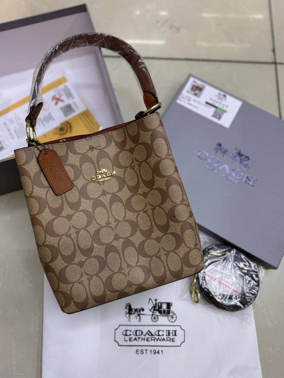 offer Coach Mollie / YSL
Size: 21.5 * 20.5  cm
80 dhs🇦🇪
with box🎁
Zain115
♥️♥️♥️