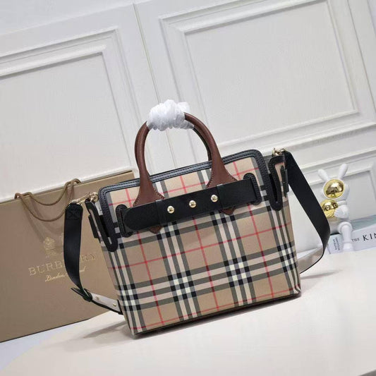 Burberry 
350 dhs🇦🇪
#29cm
Zain228
♥️♥️♥️