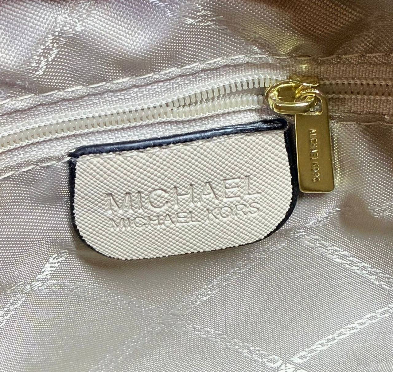 MK 
NEW CAME GOOD QUALITY  
80 dhs🇦🇪
SIZE: 25cm
Zain39
♥️♥️♥️