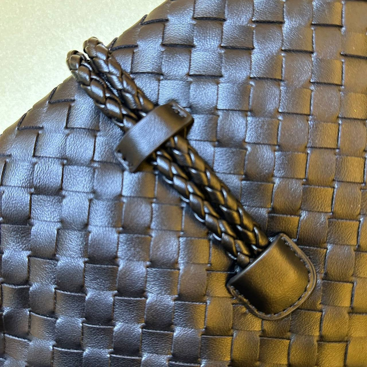 BOTTEGA 
NEW CAME GOOD QUALITY 
WITH BOX 
🎁🎁🎁
100 dhs🇦🇪
SIZE: 30cm
Zain39
♥️♥️♥️