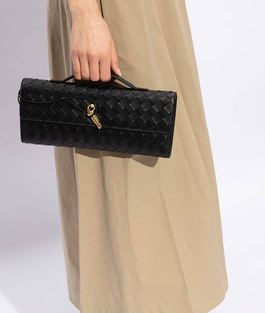 BOTTEGA
SIZE: 31*4*13cm
100 dhs🇦🇪
with box
🎁🎁🎁
Zain254
♥️♥️♥️