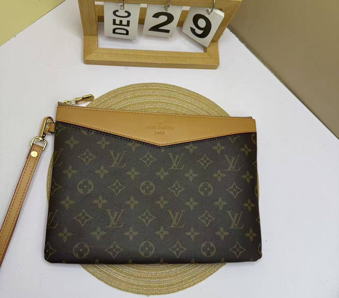 Clutch
65 dhs🇦🇪
with box
🎁🎁🎁
size 29×20cm
Zain213
♥️♥️♥️