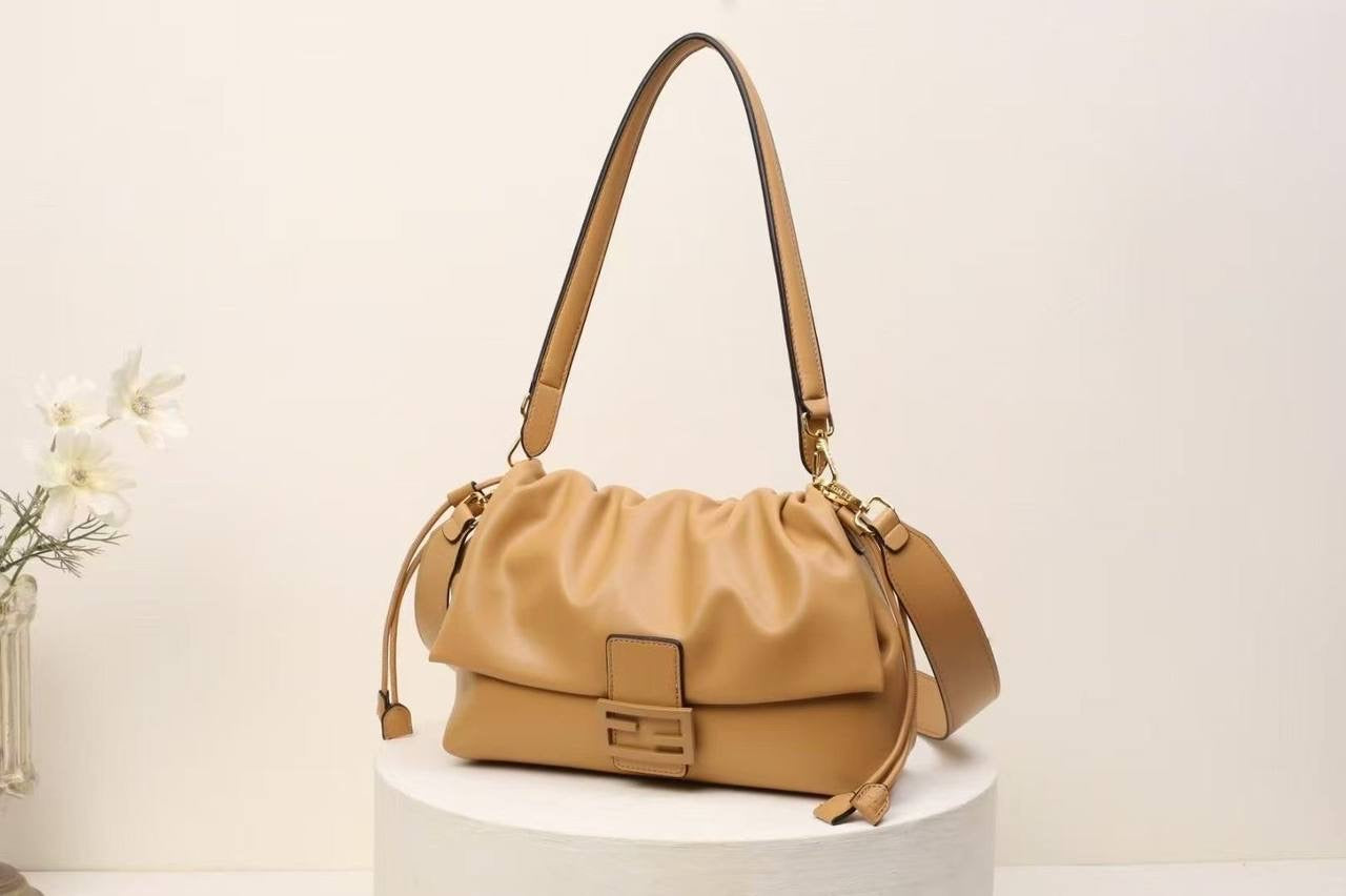 FENDI
28*11*18cm 
with box
🎁🎁🎁
105 dhs🇦🇪
Zain44
♥️♥️♥️