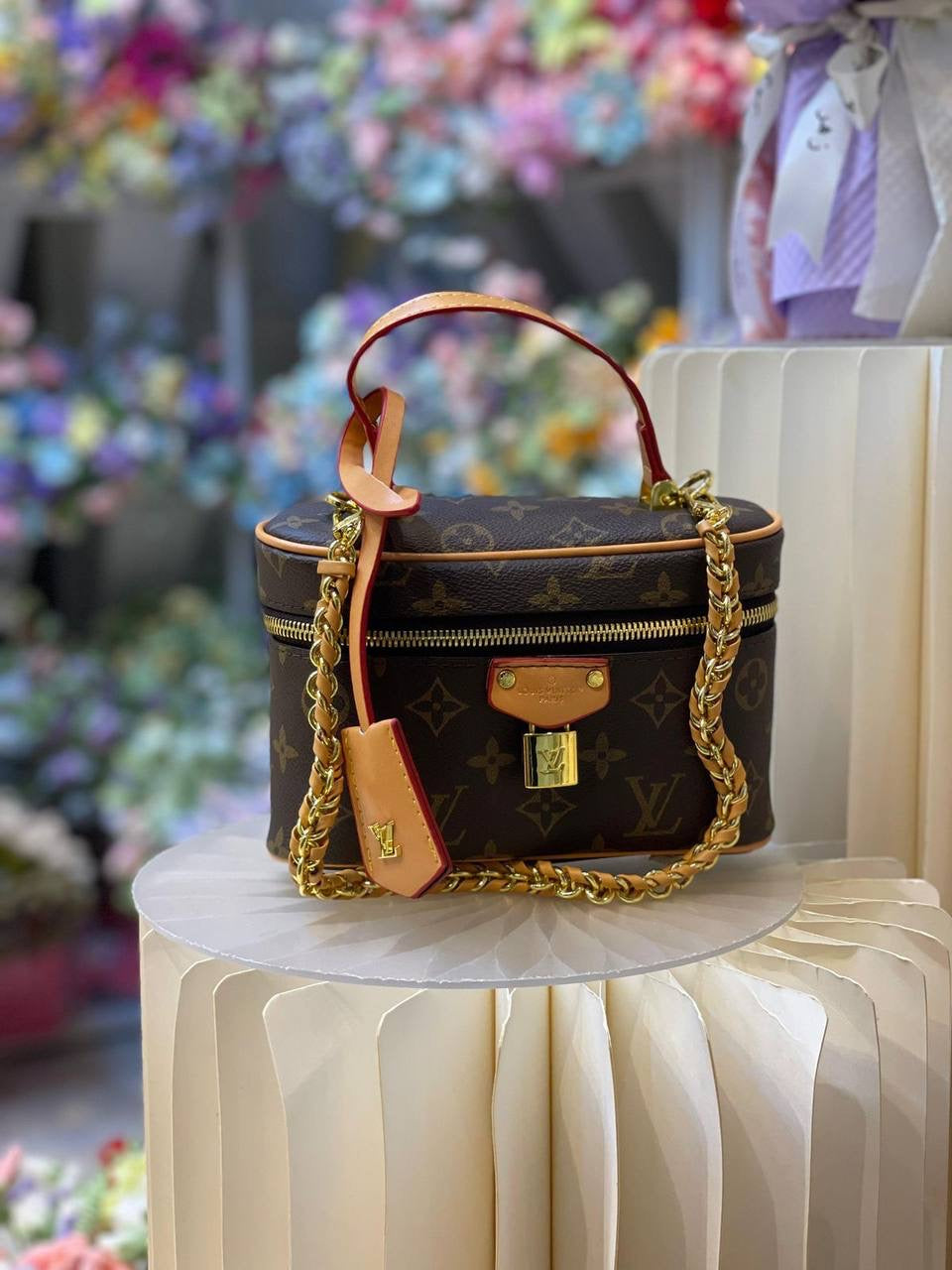 LV 
19cm
90 dhs🇦🇪 
with Box
🎁🎁🎁
Zain254
♥️♥️♥️