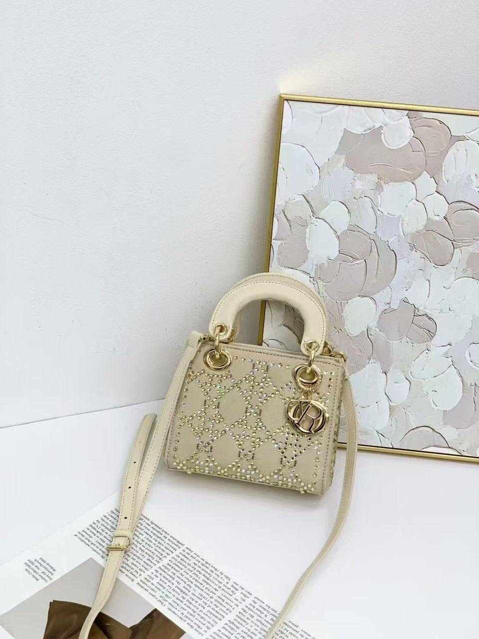 Dior - Chanel
120 dhs🇦🇪
Good quality
 with box
🎁🎁🎁
Zain35
♥️♥️♥️