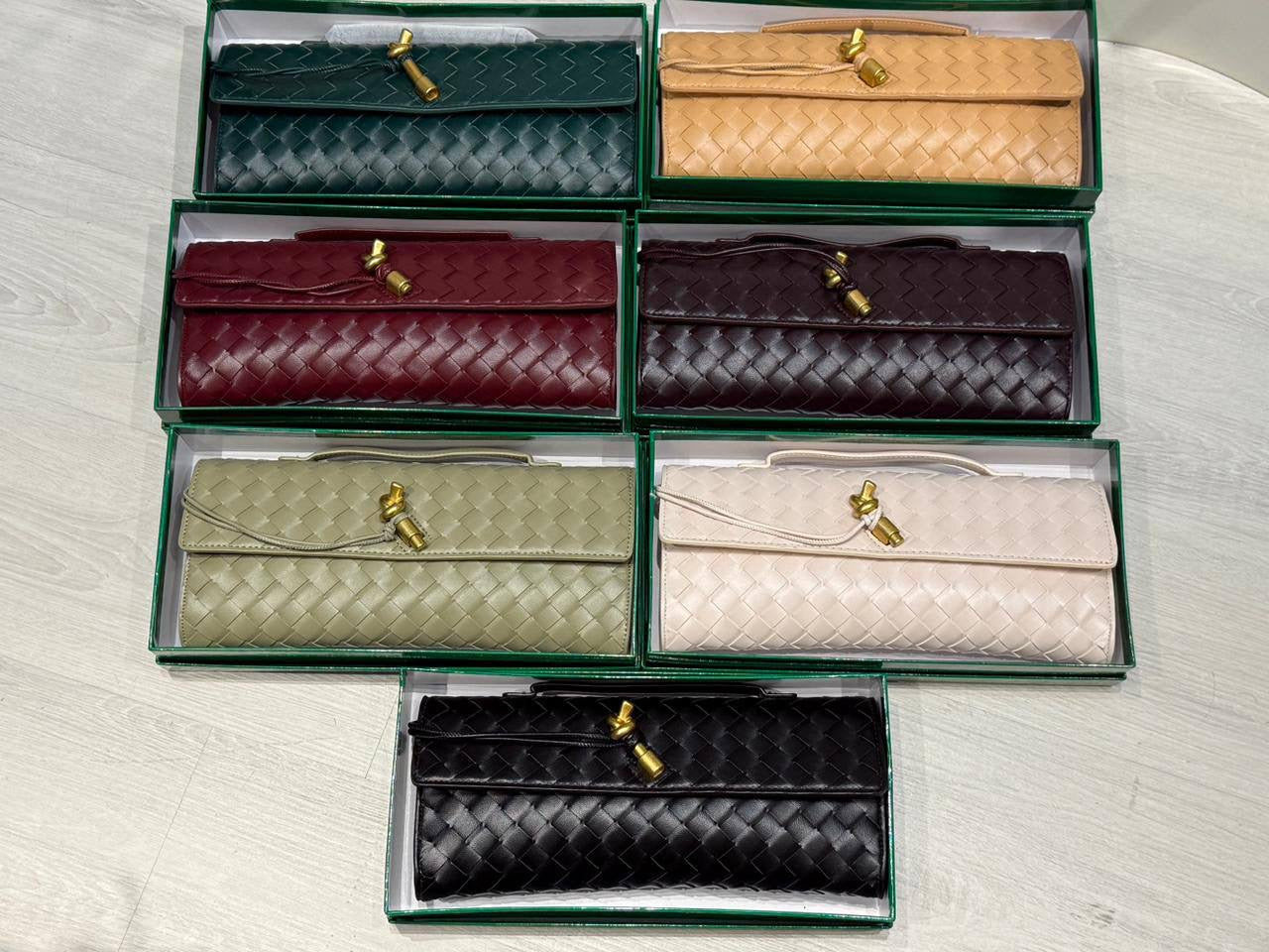 BOTTEGA
SIZE: 31*4*13cm
100 dhs🇦🇪
with box
🎁🎁🎁
Zain254
♥️♥️♥️