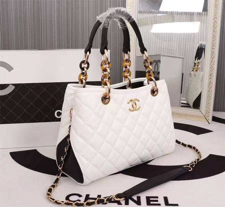 Chanel - CH
95 dhs🇦🇪
Good quality 
with box
🎁🎁🎁
Zain35
♥️♥️♥️