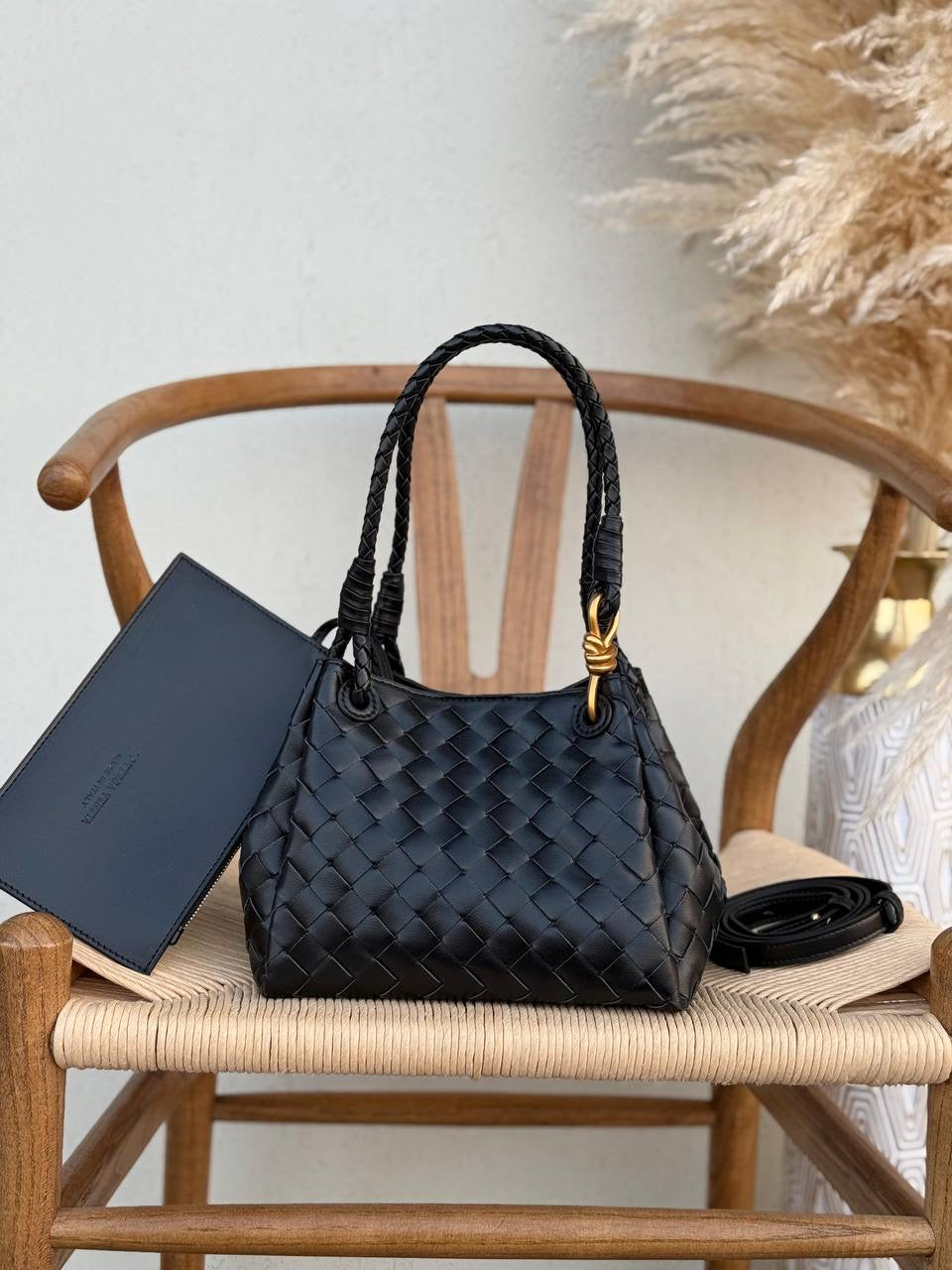 BOTTEGA VENETA
24cm
350 dhs🇦🇪
Top quality 
With box🎁
Zain167
♥️♥️♥️