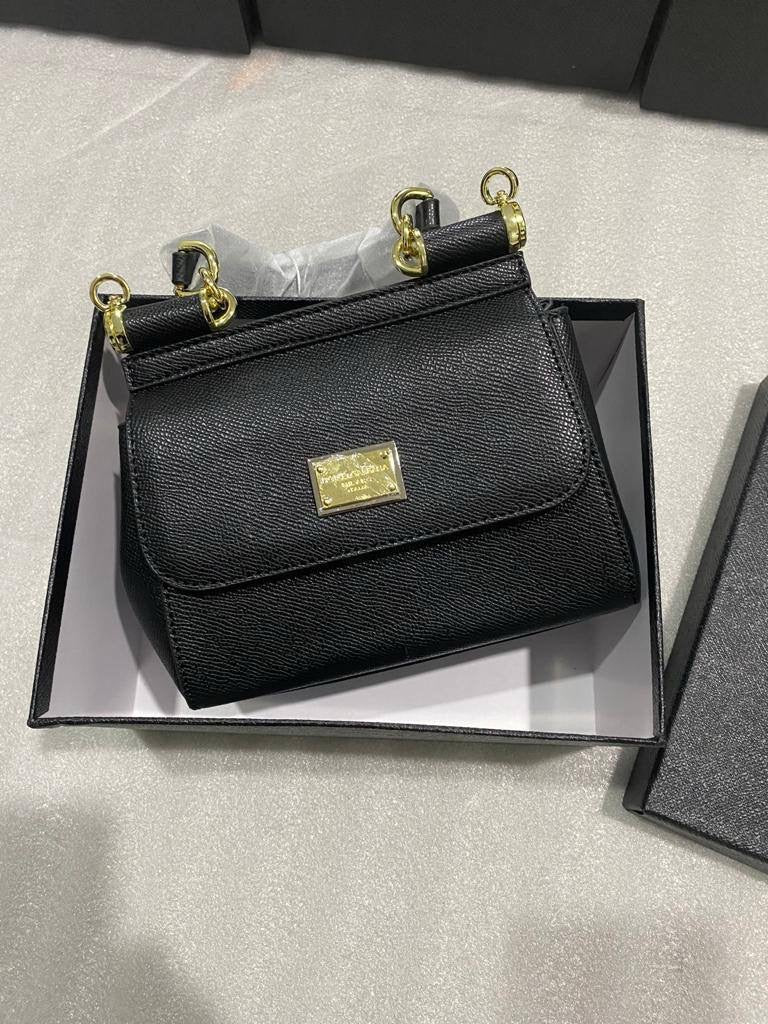 D&G
GOOD QUALITY 
100 dhs🇦🇪
WITH BOX 
🎁🎁🎁
Zain28
♥️♥️♥️