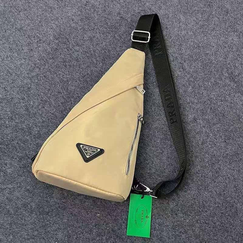 Prada
36*22* 7 cm
50 dhs🇦🇪
Zain17
♥️♥️♥️