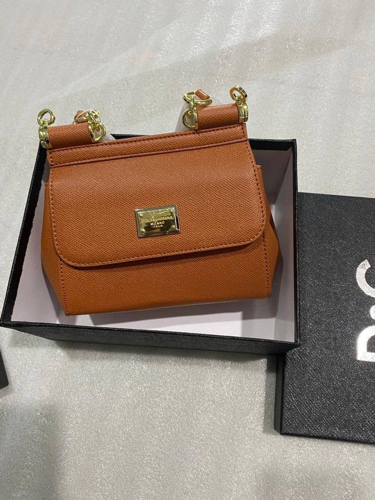 D&G
GOOD QUALITY 
100 dhs🇦🇪
WITH BOX 
🎁🎁🎁
Zain28
♥️♥️♥️
