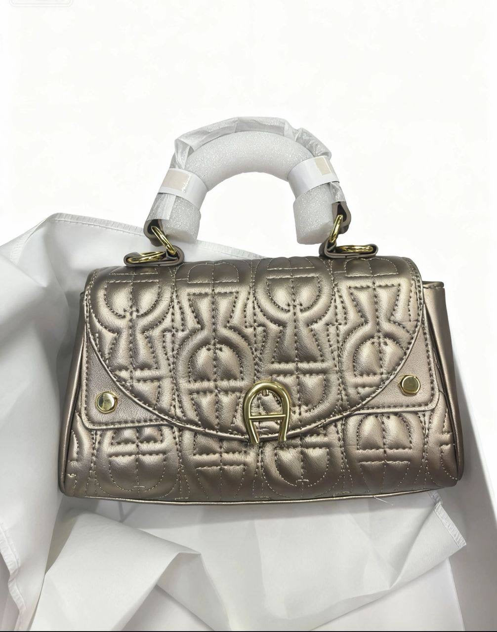 Aigner
100 dhs🇦🇪
size:24cm
Good quality 
with box
🎁🎁🎁
Zain35
♥️♥️♥️