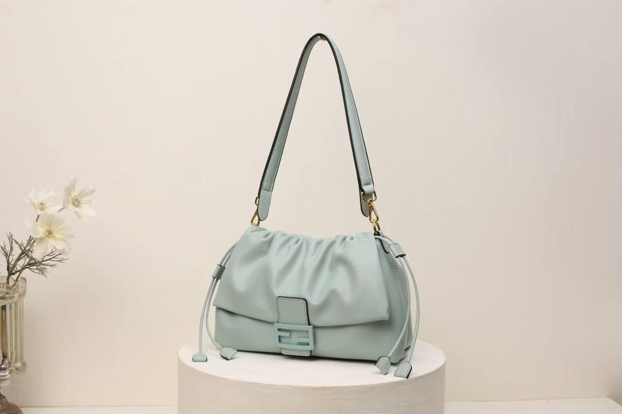 FENDI
28*11*18cm 
with box
🎁🎁🎁
105 dhs🇦🇪
Zain44
♥️♥️♥️