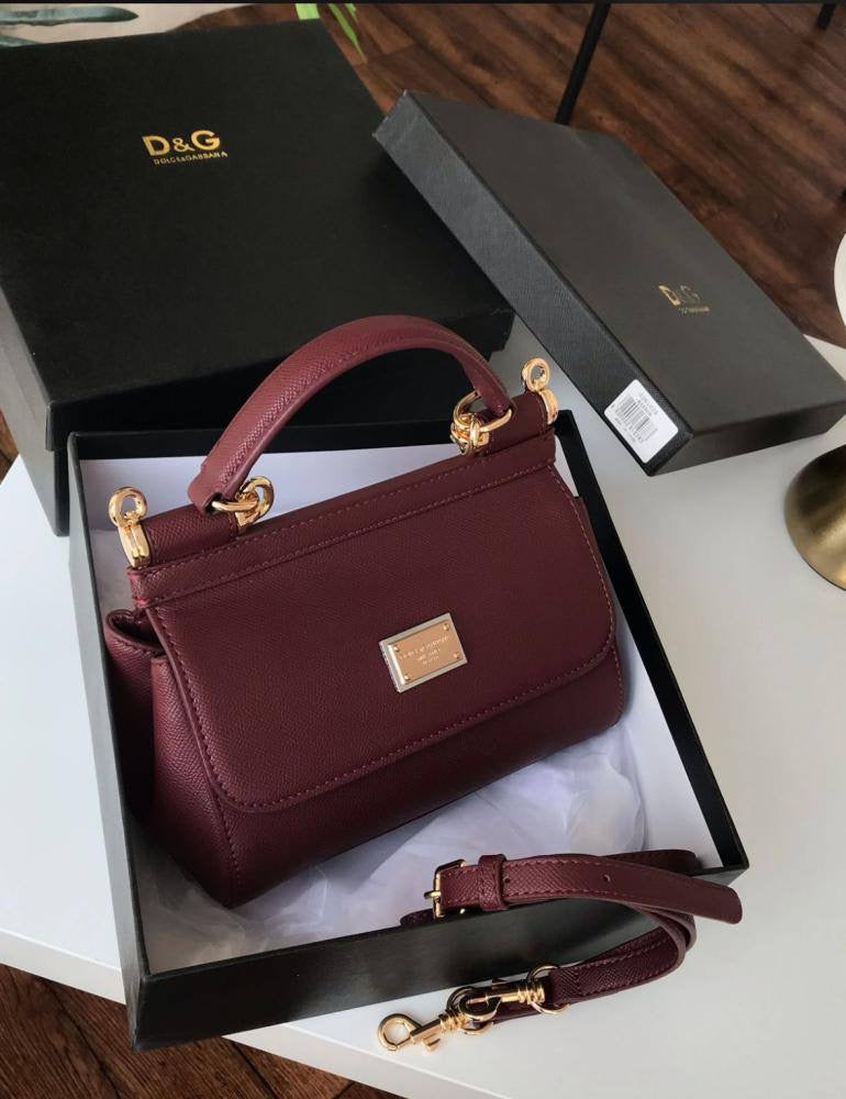 D&G
95 dhs🇦🇪
with box
🎁🎁🎁
size 18×10×16cm
Zain42
♥️♥️♥️