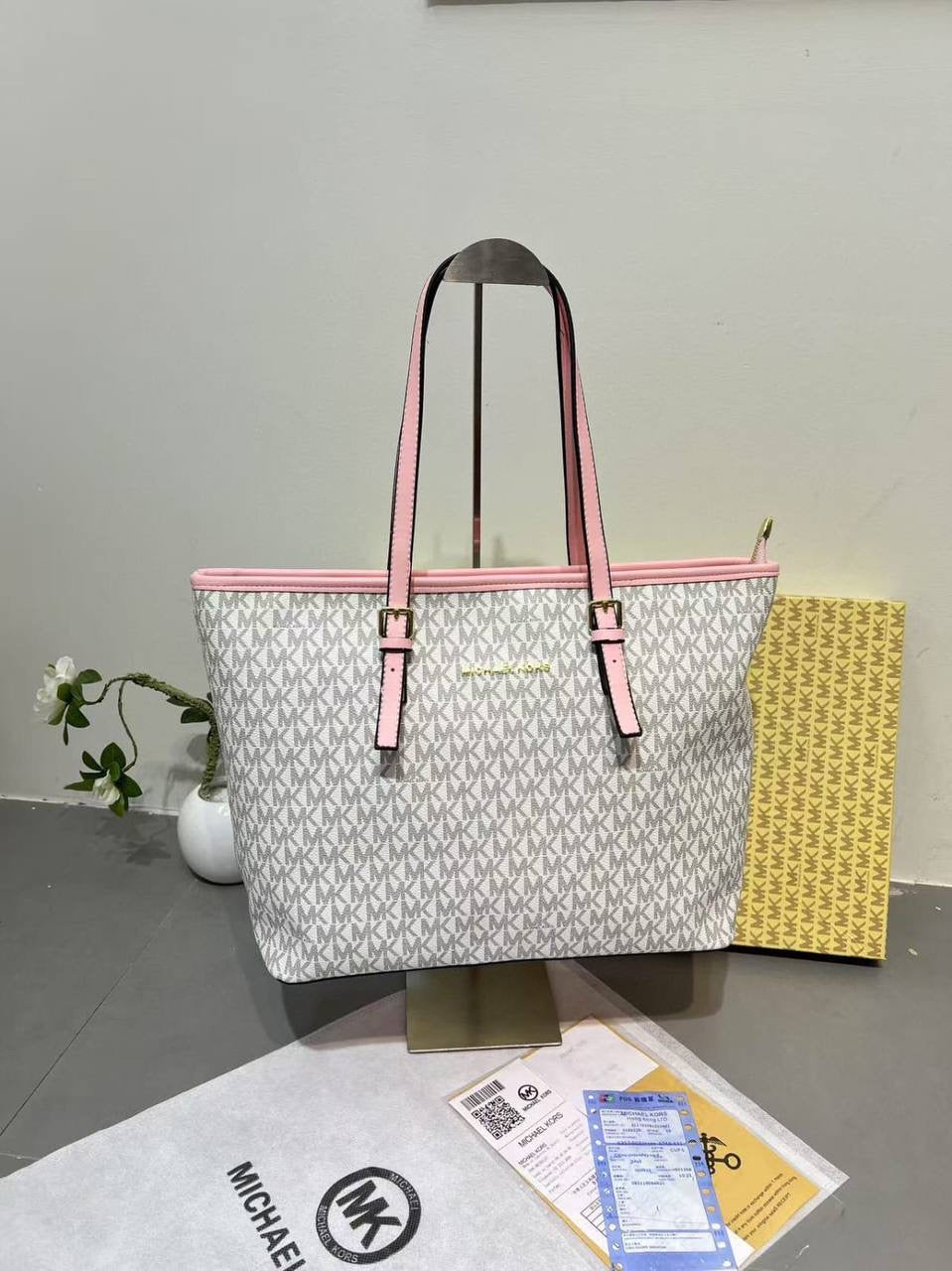 MK Tote bag 
with box 
🎁🎁🎁
75 dhs🇦🇪
Zain173
♥️♥️♥️