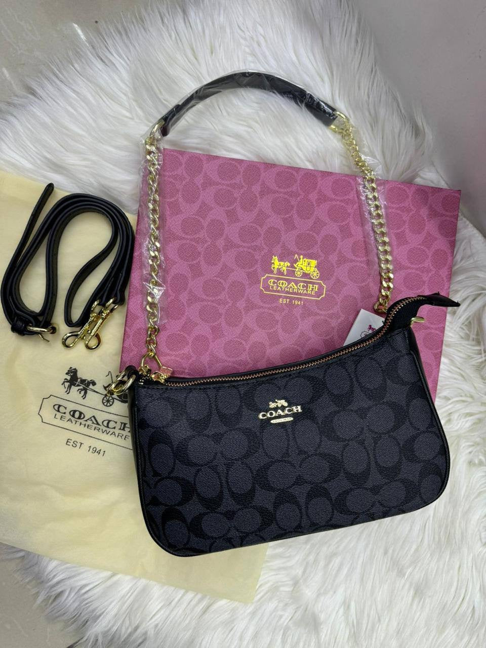 🎉 Offer 🎊 Coach 
Size : 24 * 16 cm
70 dhs🇦🇪
with box🎁
Zain115
♥️♥️♥️