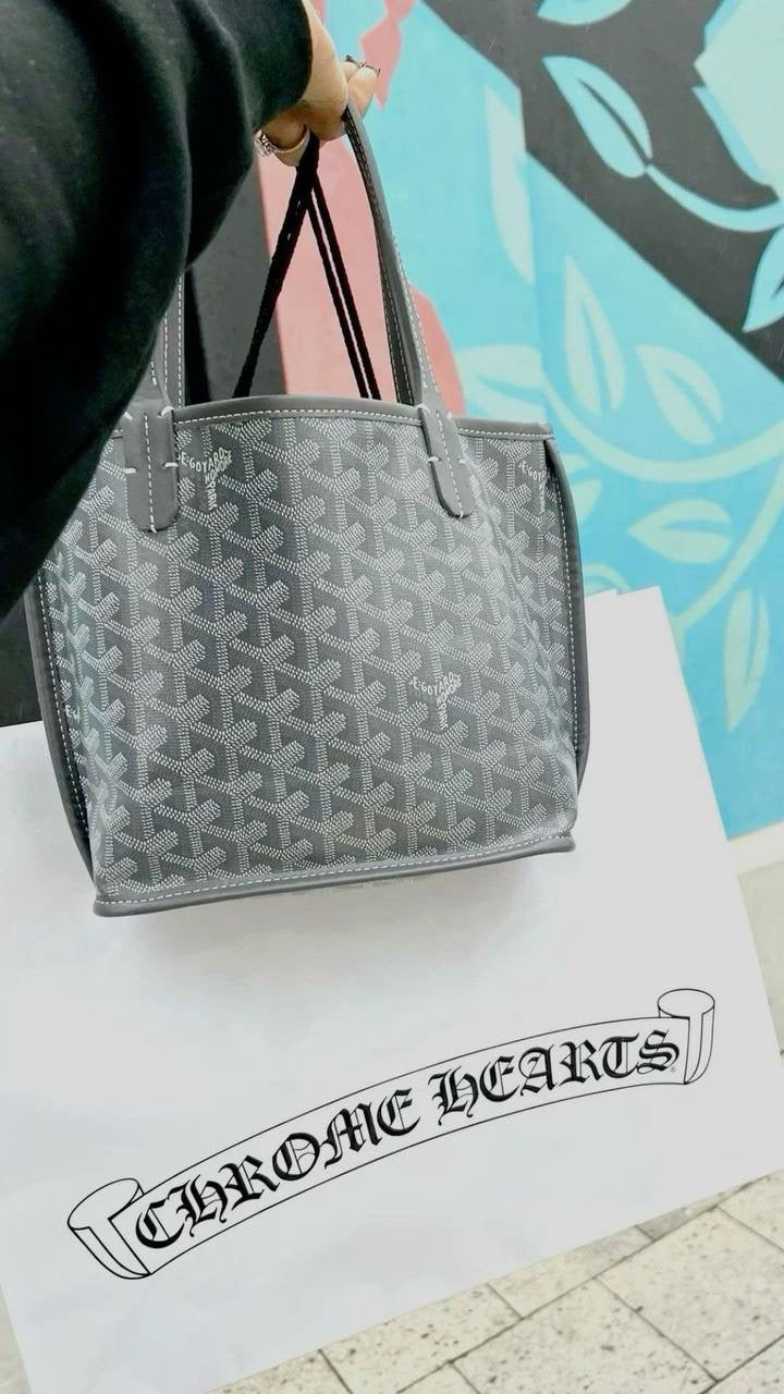 Goyard 
good quality
size 30* 20 cm 
80 dhs🇦🇪
Zain12
♥️♥️♥️