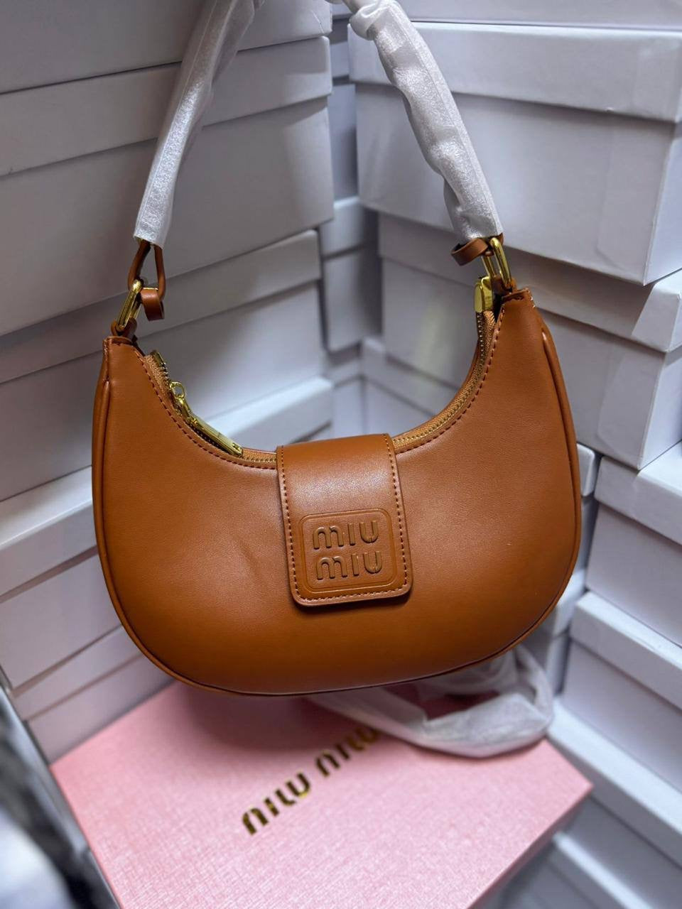 🎉 Offer 🎊  MiuMiu hobo
Size : 24 * 17 cm
75 dhs🇦🇪
with box🎁
Zain115
♥️♥️♥️