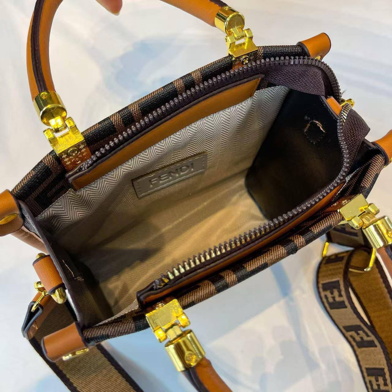 Fendi
19*19*7 cm
75 dhs🇦🇪
Zain17
♥️♥️♥️