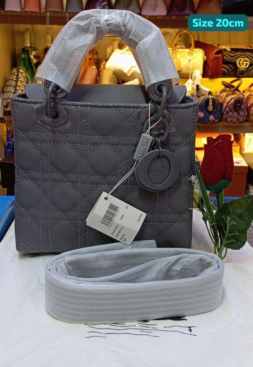 Dior
Best quality 
with box’s 
🎁🎁🎁
120 dhs🇦🇪
size 20cm
Zain158
♥️♥️♥️