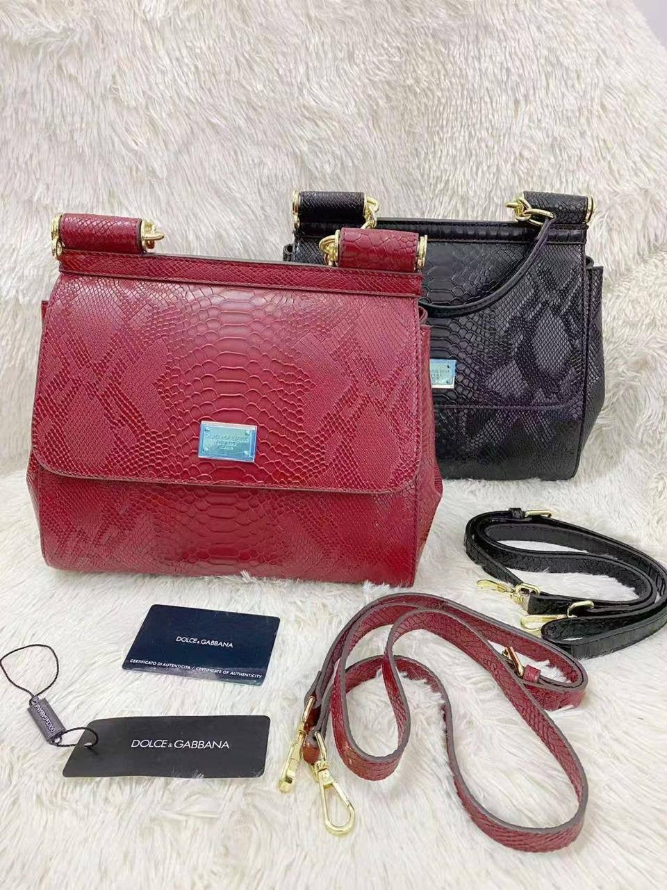 D&G
Size: 25 * 20 * 12 cm
80 dhs🇦🇪
Zain115
♥️♥️♥️