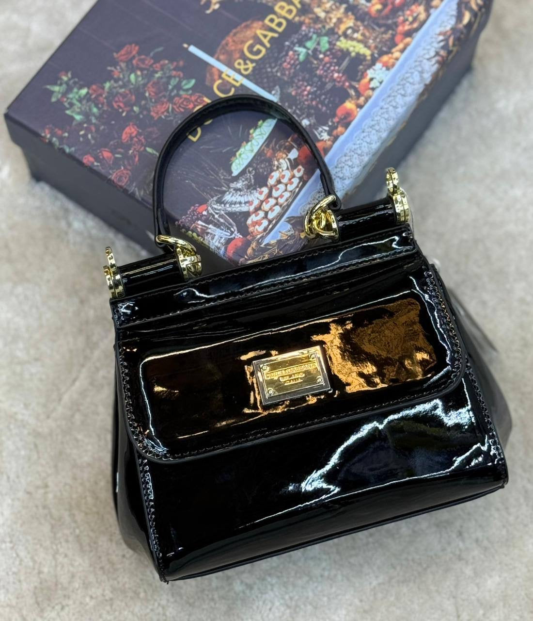 D&G
GOOD QUALITY 
100 dhs🇦🇪
WITH BOX 
🎁🎁🎁
Zain28
♥️♥️♥️