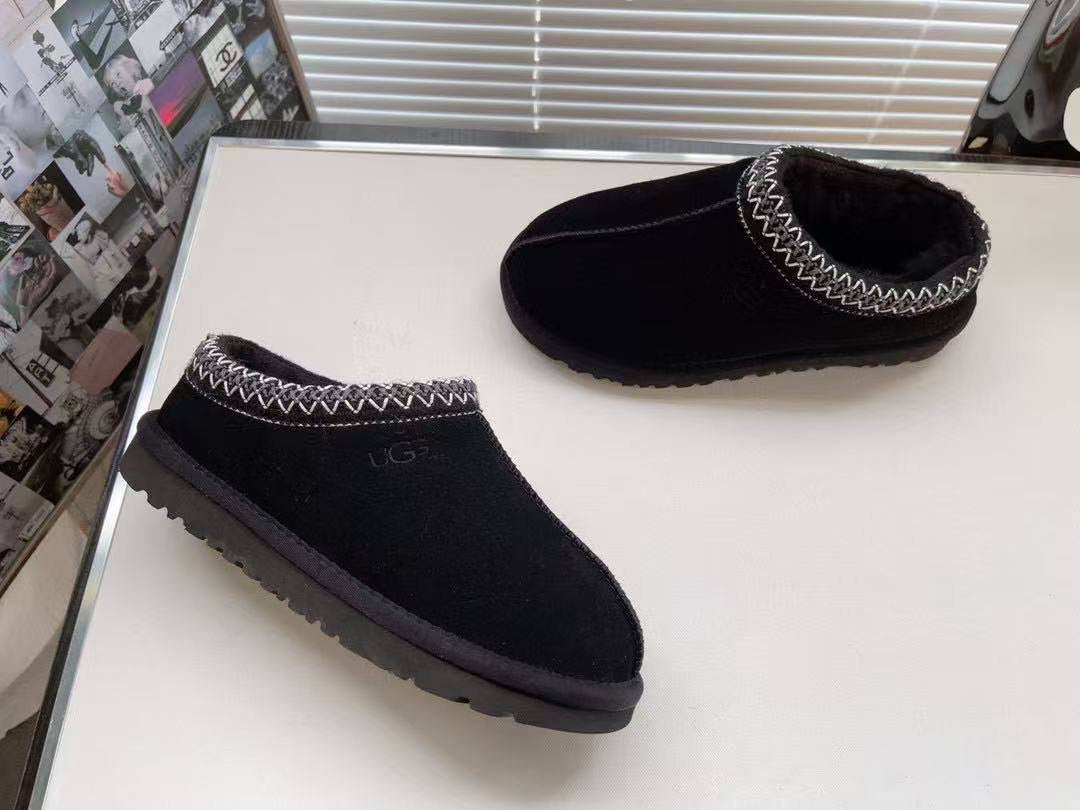 Ugg 
Size 36-42
110 dhs🇦🇪
Zain132
♥️♥️♥️