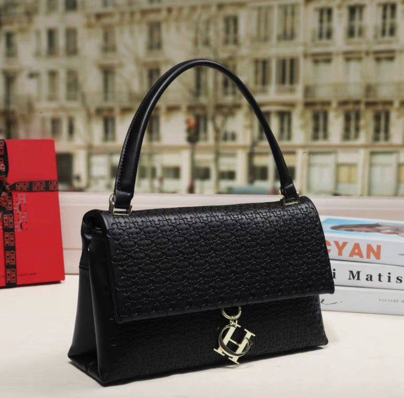 CH CH
95 dhs🇦🇪
size:24cm
Good quality 
with box
🎁🎁🎁
Zain35
♥️♥️♥️