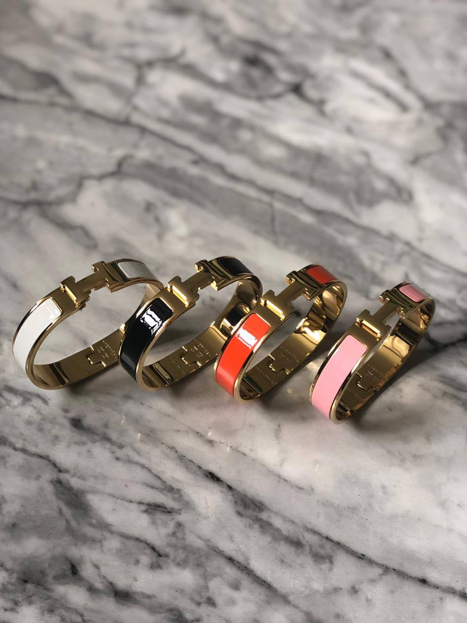 Hermes 
Bangle 💥
Master quality 💯
Size 17,19 available 💁
With normal boxes 📦 
45 dhs🇦🇪
With master box 🗃️ 
55 dhs🇦🇪
Zain216
♥️♥️♥️