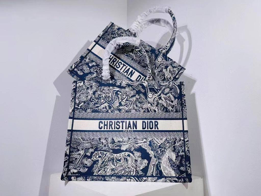 DIOR TOTE BAG 
Master 
#36cm
320 dhs🇦🇪
#42cm 
340 dhs🇦🇪
Zain228
♥️♥️♥️