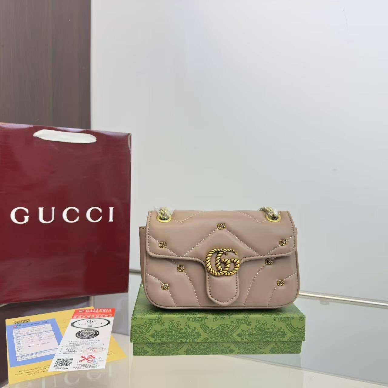 Gucci
Best quality 
with box’s 
🎁🎁🎁
110 dhs🇦🇪
size 18 cm
Zain158
♥️♥️♥️