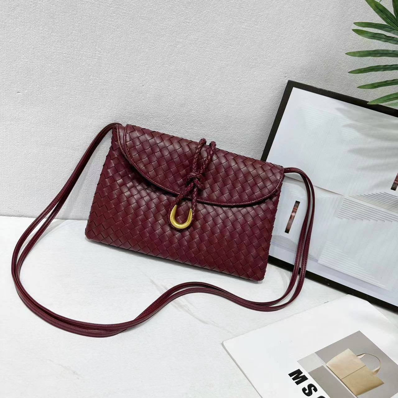 Bottega
WITH BOX 
🎁🎁🎁
95 dhs🇦🇪
Zain154
♥️♥️♥️