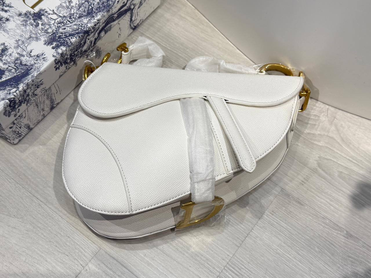 Dior
with box
🎁🎁🎁
110 dhs🇦🇪
good quality
Zain44
♥️♥️♥️