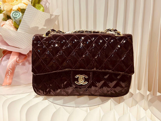 CHANEL 
26*8*16cm
100 dhs🇦🇪
with box
🎁🎁🎁
Zain254
♥️♥️♥️