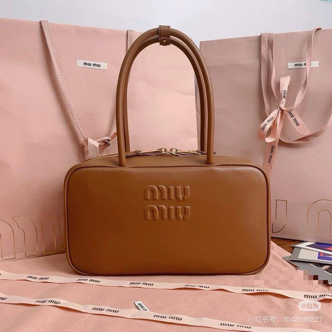 Miu Miu
Size : 30 * 14 * 9.5 cm
80 dhs🇦🇪
Zain115
♥️♥️♥️