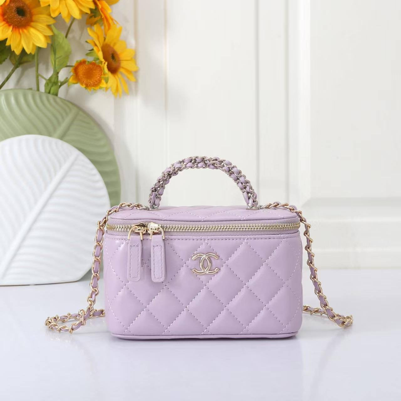 Chanel
Best quality 
with box’s 
🎁🎁🎁
95 dhs🇦🇪
size 17cm
Zain158
♥️♥️♥️